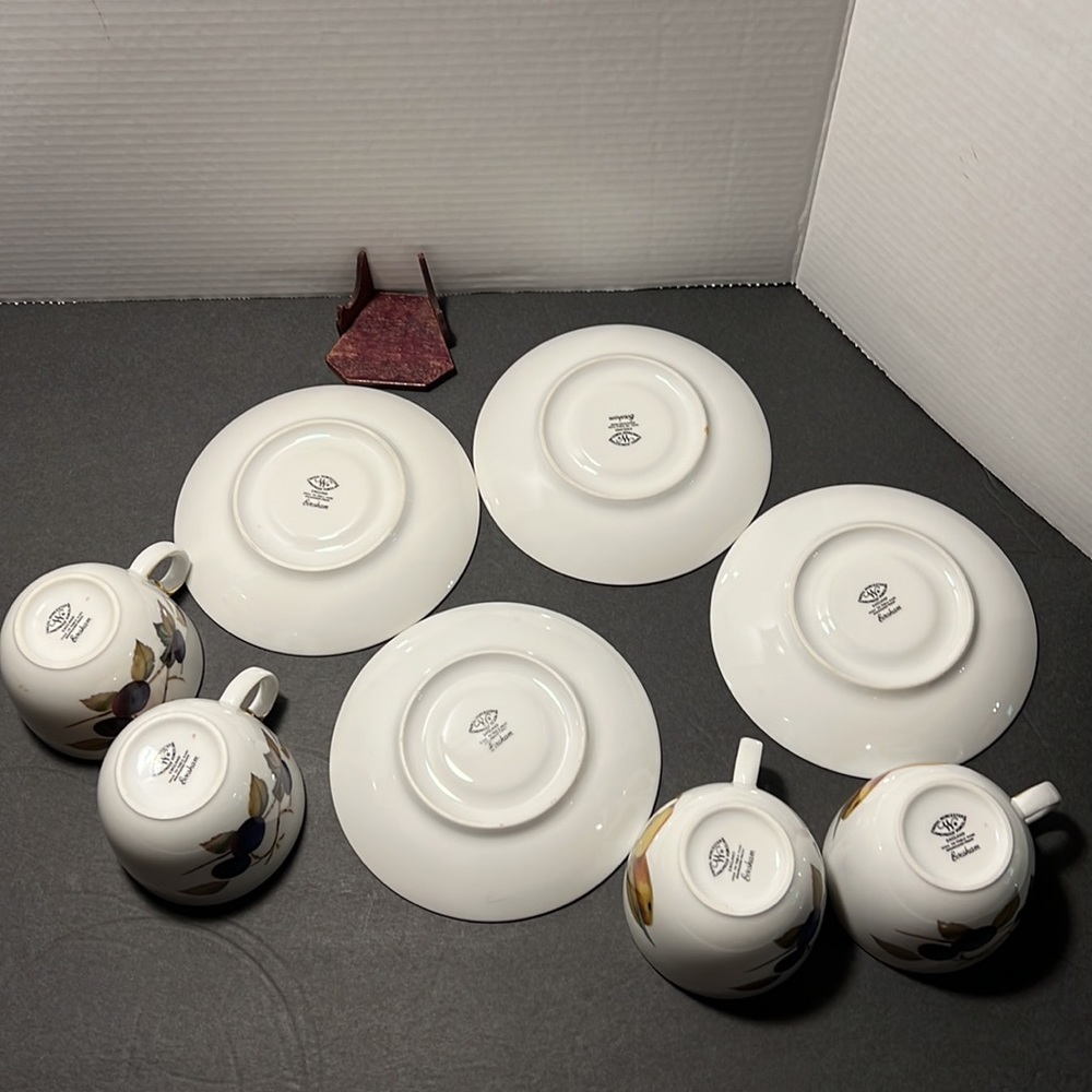 Royal Worcester Evesham Gold cups and saucers - Picture 10 of 10
